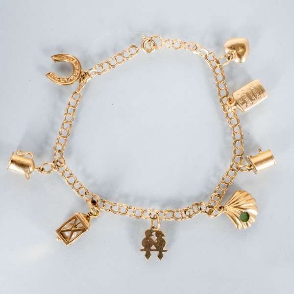 ARMBAND, 18k guld, med berlocker, tot vikt ca 7,9 g_14387a_8db3ce6ed892f9e_lg.jpeg