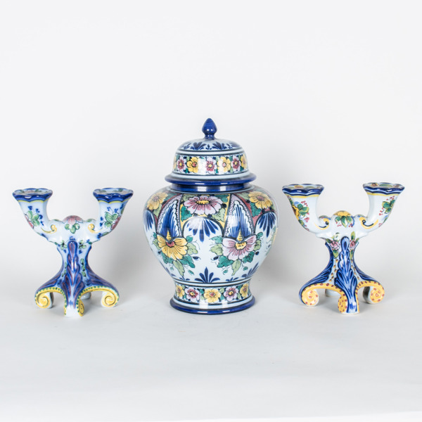 LOCKURNA OCH KANDELABRAR, 3 del, keramik, Portugal, 1900-talets andra hälft _14651a_8db4263ffdc2062_lg.jpeg