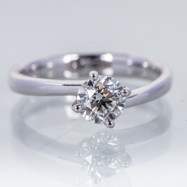 RING, 18k vitguld, solitär briljantslipad diamant ca 0.70 ct, kvalitet ca J/VVS2_15047a_8db471f8640099a_lg.jpeg