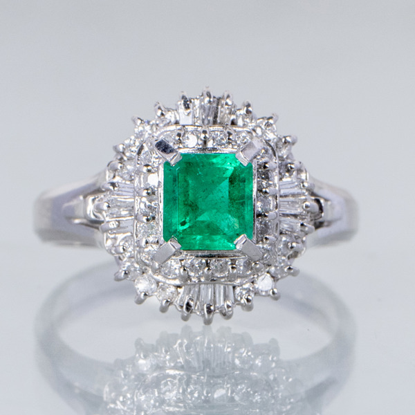 RING, platina, carmosémodell, smaragd ca 0.70 ct, krans av diamanter tot ca 0.30 ct, vikt ca 5,7 g _15053a_8db471fc7a5e2a0_lg.jpeg
