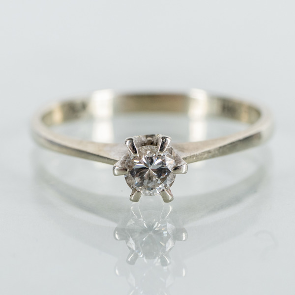 ENSTENSRING, 18k vitguld, briljantslipad diamant ca 0,20 ct, vikt ca 2,2 g