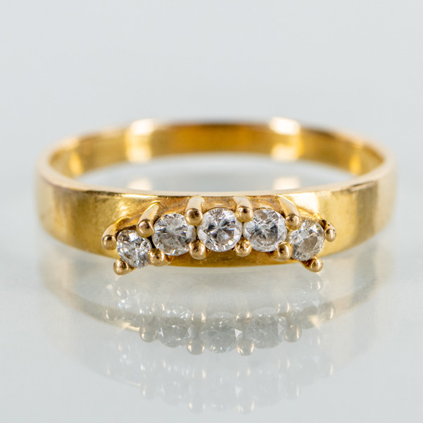 ALLIANSRING, 18k guld, briljantslipade diamanter, tot vikt ca 2,6 g