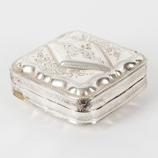 DOSA, silver, England, 1800-tal, vikt ca 30 g_1623a_8da0c0d49874df2_lg.jpeg