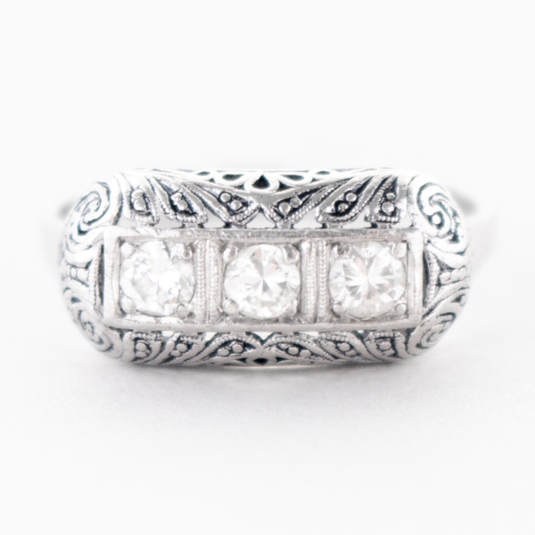 RING, 18k vitguld, med tre briljantslipade diamanter tot ca 0,45 ct 