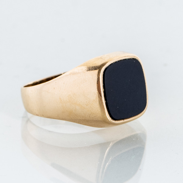 RING, 18k guld, med onyx, tot vikt ca 6,4 g