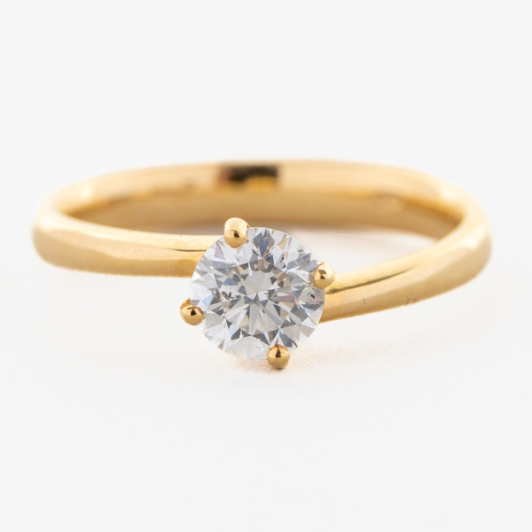 RING, 18k guld, med solitär briljantslipad diamant ca 0,62 ct