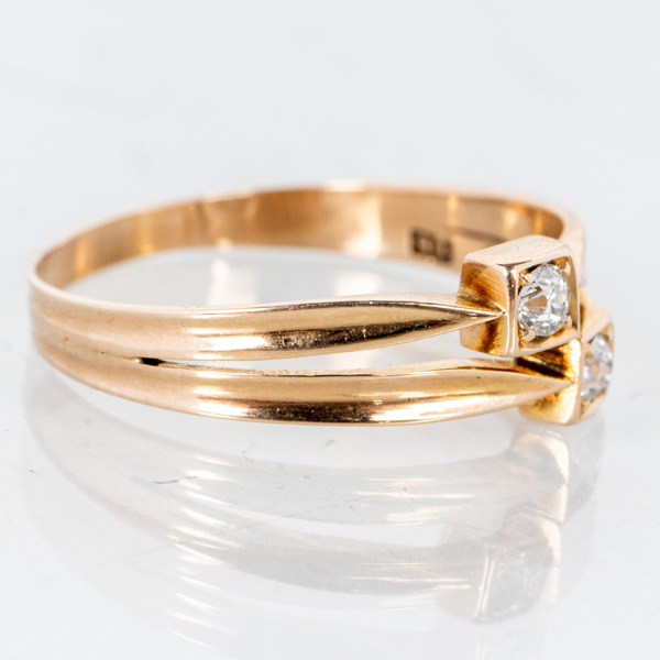 RING, 18k guld, med 2 mindre briljantslipade diamanter, vikta ca 2,3