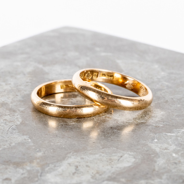 RINGAR, 2 st, 18k guld, tot vikt ca 6,5 g