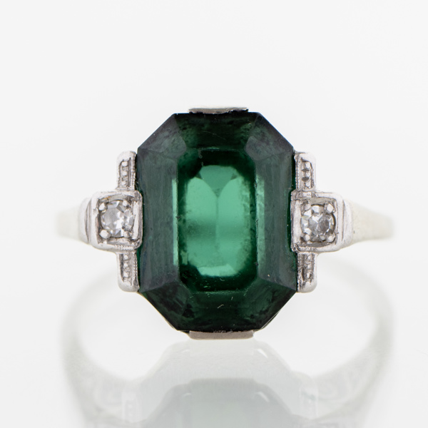 RING, 18k vitguld, med smaragd och diamanter, vikt ca 4 g_2209a_8da1d4545a4741b_lg.jpeg