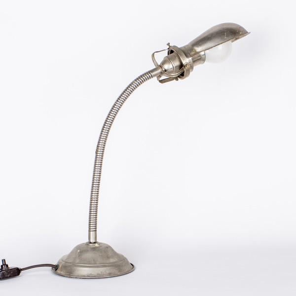 BORDSLAMPA, vitmetall, funkis, 1900-talets första hälft 