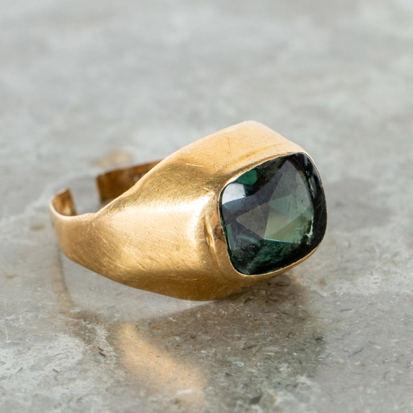 RING, 18k guld, med grönt glas, total vikt ca 3 g