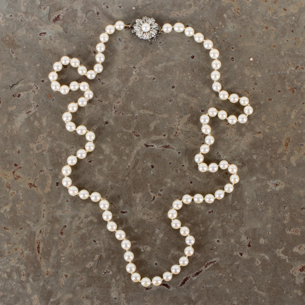 PÄRLCOLLIER, odlade pärlor, silverlås, 1900-talets andra hälft _32612a_lg.jpeg