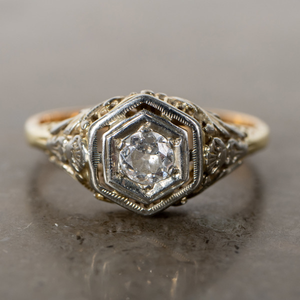 RING, 18k guld, med briljantslipad diamant ca 0.35 ct, tot vikt ca 2,8 g_33461a_lg.jpeg