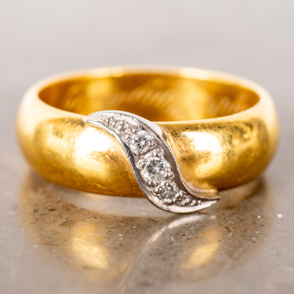 RING, 23k guld, med diamanter tot ca 0.08 ct, tot vikt ca 9,2 g_34288a_8dc70cea51012b4_lg.jpeg