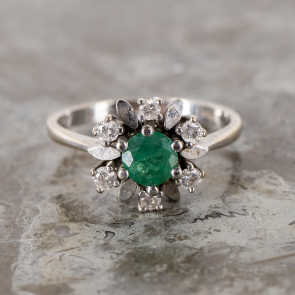 RING, 14k vitguld, med smaragd och briljantslipade diamanter, tot vikt ca 3,2 g_34520a_lg.jpeg