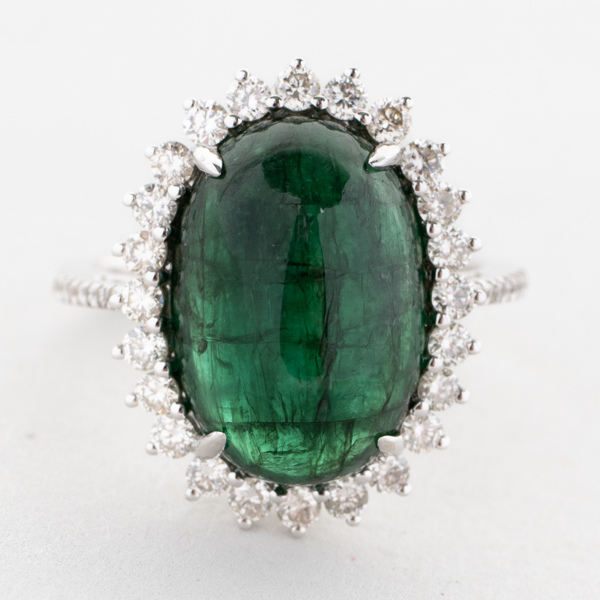 RING, 18k vitguld, carmosémodell, med smaragd 8,78 ct och briljantslipade diamanter  tot ca 0,68 ct_3582a_lg.jpeg