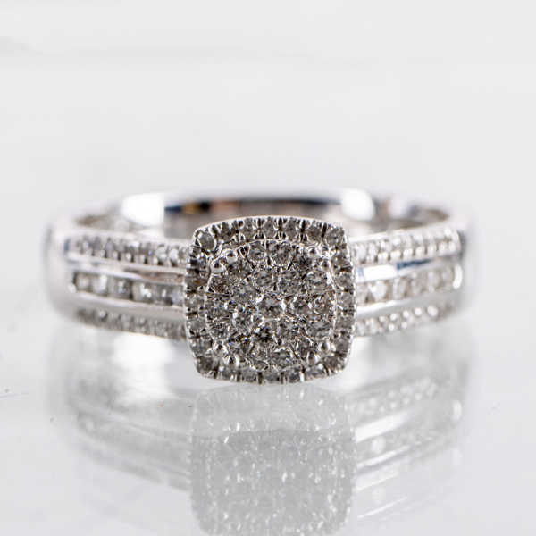 RING, 18k vitguld, med mindre diamanter, tot vikt ca 5,8 g _37154a_8dc9c07b3b06c19_lg.jpeg