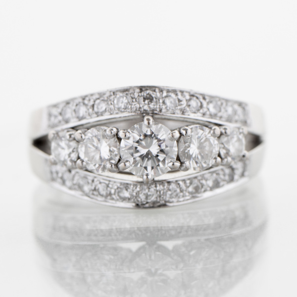 RING, 18k vitguld, med briljantslipade diamanter, tot vikt ca 7,7 g_3727a_lg.jpeg