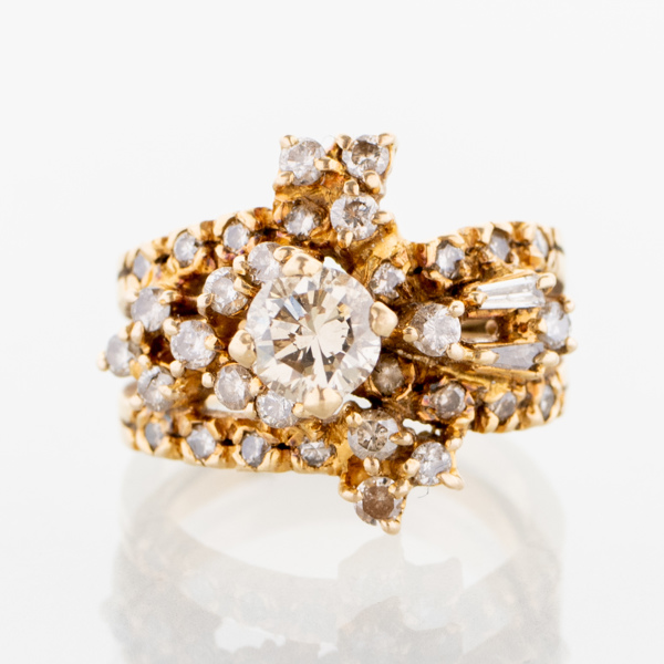RING, 18k guld, med briljant- och baguettslipade diamanter bl a ca 0,65 ct_3733a_lg.jpeg
