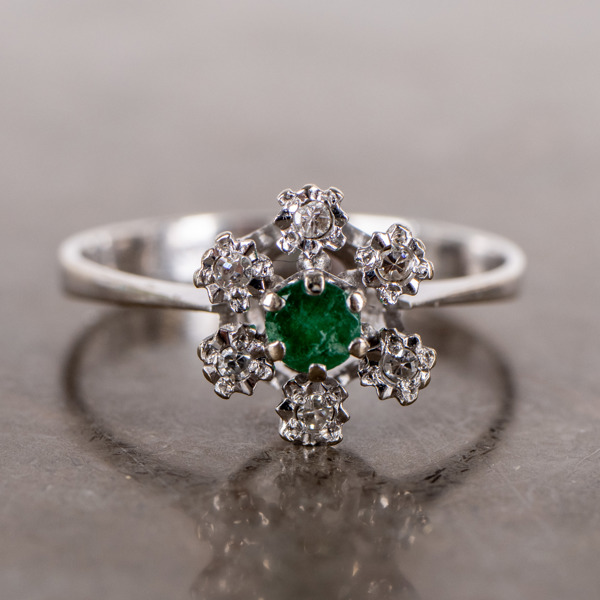 RING, 18k vitguld, carmosémodell, med smaragd och åttkantslipade diamanter, tot vikt ca 2,4 g_37566a_lg.jpeg