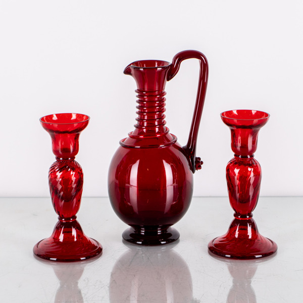 KARAFF OCH 1 PAR LJUSSTAKAR, 3 del, rött glas, bla Monica Bratt, Reijmyre glasbruk, 1900-talets mitt_37783a_8dca0d2656bc5a6_lg.jpeg