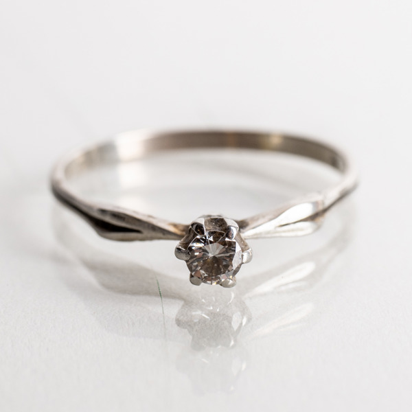 ENSTENSRING, 18k vitguld, med briljantslipad diamant ca 0.17 ct, tot vikt ca 2,2 g