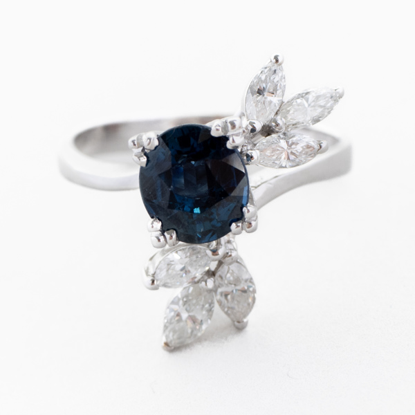 RING, 18k vitguld, med navettslipade diamanter och safir