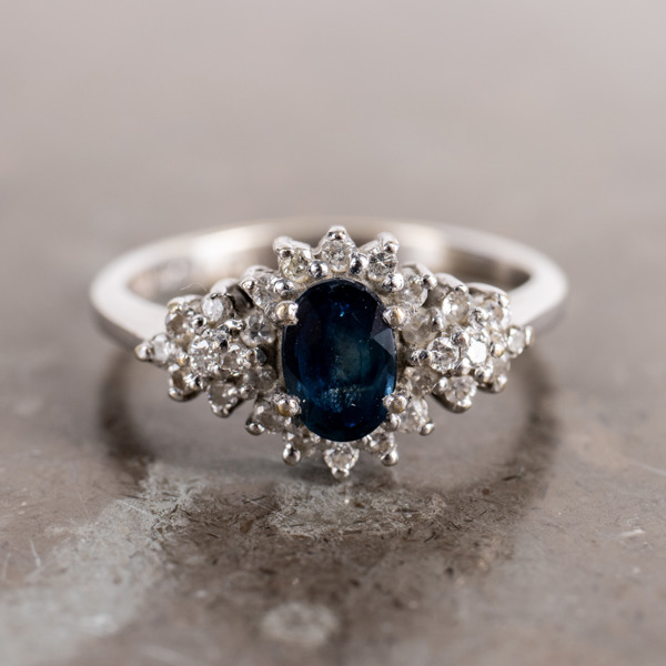 RING, 18k vitguld, med safir och diamanter tot ca 0.65 ct, vikt ca 3,9 g