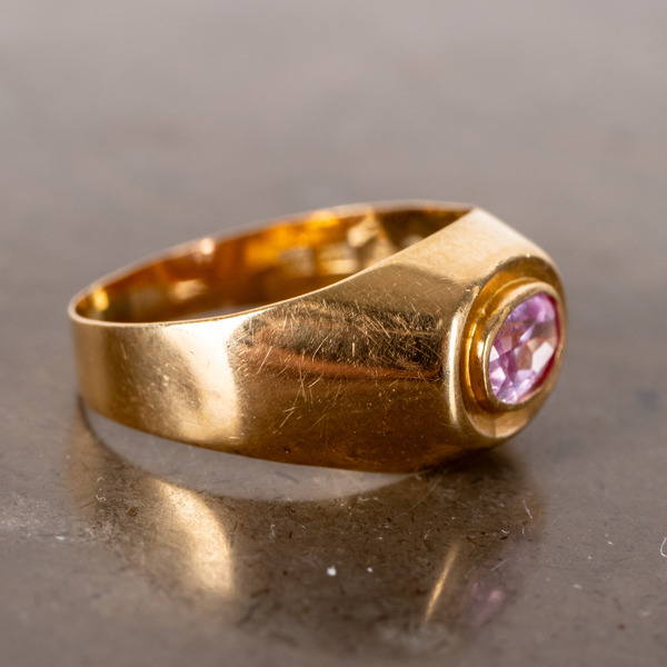 RING, 18k guld, med rosa fasettslipad sten, vikt ca 2,7 g 