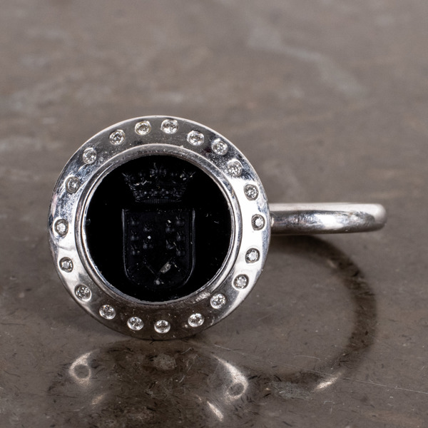 PETER DE WIT, ring, 18k vitguld, med diamanter och svart onyx, Linköping 2009, tot vikt ca 18,7 g