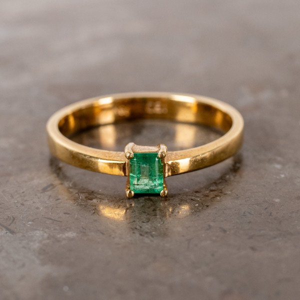 RING, 18k guld, med smaragd, tot vikt ca 2,9 g