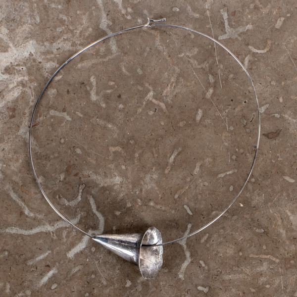 ANNIKA DAEVEL (född 1957), halsring med hänge, sterlingsilver, 2006