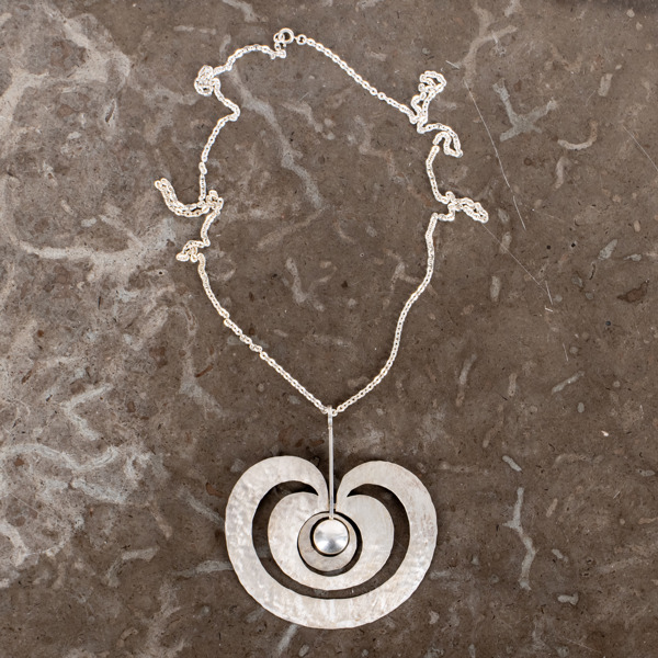 TAPIO WIRKKALA, hänge med halskedja, sterlingsilver, "Äpple / Omena", Finland 1975