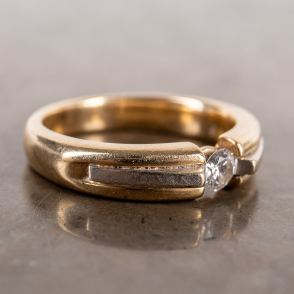 RING, 14k tvåfärgat guld, med briljantslipad diamant, 1900-/2000-tal, vikt ca 6,2 g