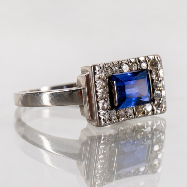 RING, 18k vitguld, med safir ca 1.20 ct och mindre diamanter, JP Stockholm 1957, vikt ca 4,4 g