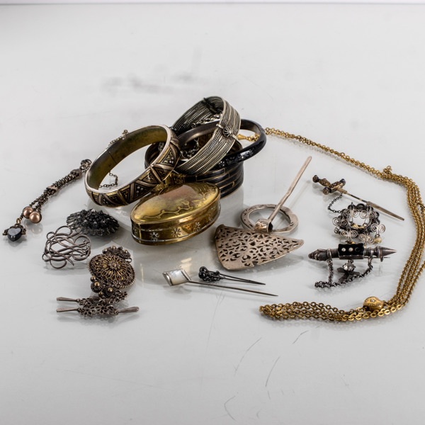 KLOCKKEDJOR, DOSA, ARMBAND OCH SILVERSMYCKEN, 1800-/1900-tal