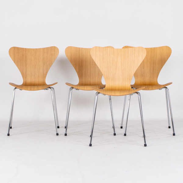 ARNE JACOBSEN, 4 st, stolar, "Sjuan", Fritz Hansen, år 2019