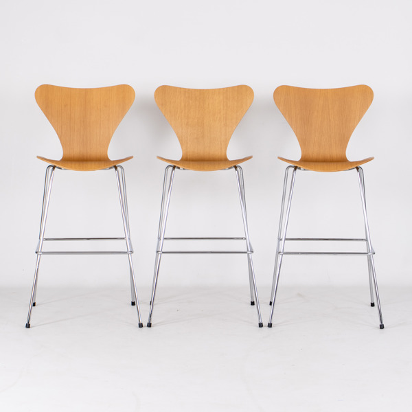 ARNE JACOBSEN, 3 st, barstolar, "Sjuan", Fritz Hansen, år 2019