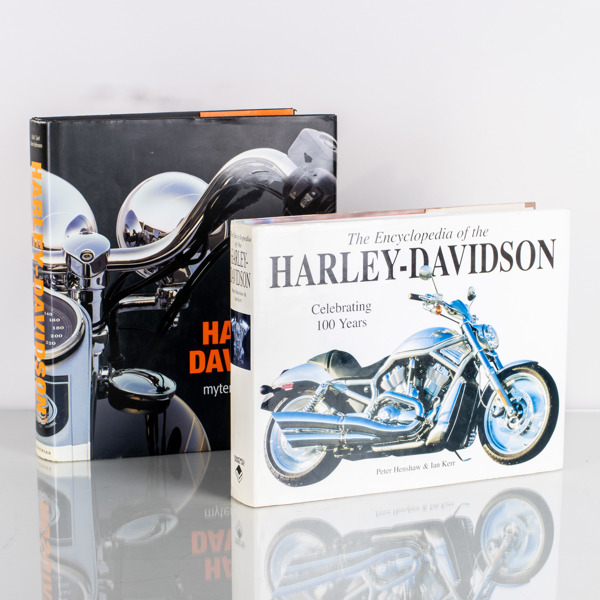 HARLEY-DAVIDSON, 2 st, tablebooks, "The Encyclopedia of the Harley-Davidson" samt "Harley-Davidson myten och historien", 2000-tal 