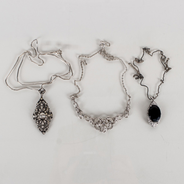 COLLIER, 3 st, silver, med kolsten, markasiter och glas, 1900-talets första hälft 