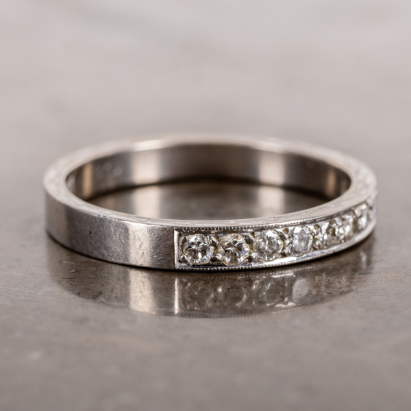 ALLIANSRING, 18k vitguld, med briljantslipade diamanter tot ca 0.30 ct, tot vikt ca 4 g