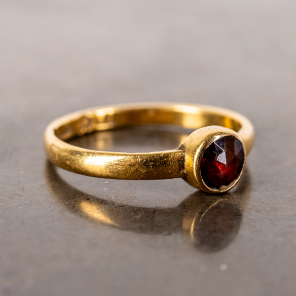 RING, 23k guld, med granat, tot vikt ca 2,6 g