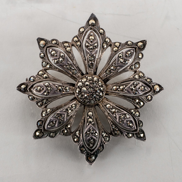 BROSCH, silver, med markasiter, 1900-talets första hälft