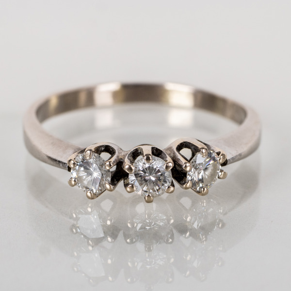 RING, 18k vitguld, med tre briljantslipade diamanter, tot vikt ca 2,4 g