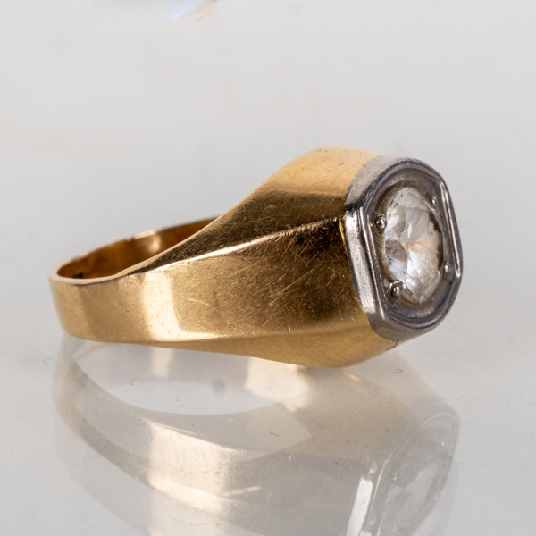 RING, 18k guld, med syntetisk spinell, tot vikt ca 3,5 g