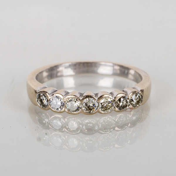 ALLIANSRING, 18k vitguld, med briljantslipade diamanter tot ca 0.35 ct, tot vikt ca 3,7 g