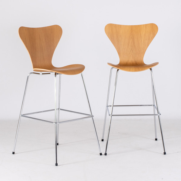 ARNE JACOBSEN, 1 par, barstolar, "Sjuan", Fritz Hansen, år 2019