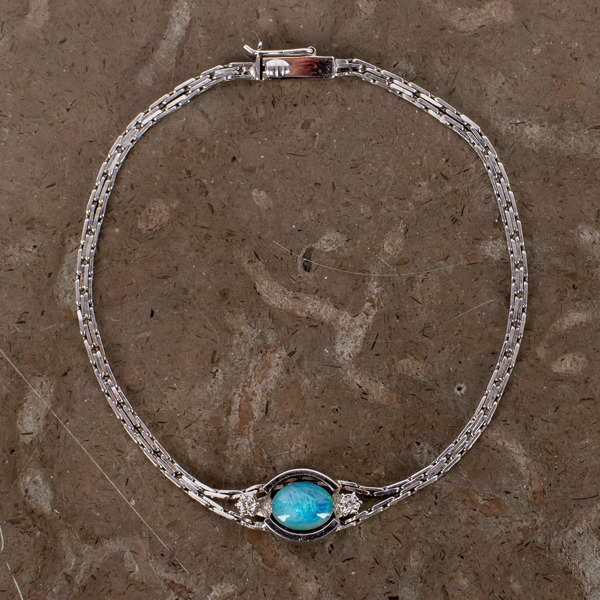 ARMBAND, 18k vitguld, med briljantslipade diamanter och opal, tot vikt ca 6 g