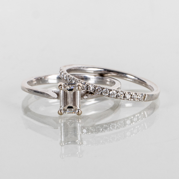 RINGAR, 2 st, med trappslipad diamant ca 0.43 ct samt briljantslipade diamanter ca 0.15 ct, tot vikt ca 3 g