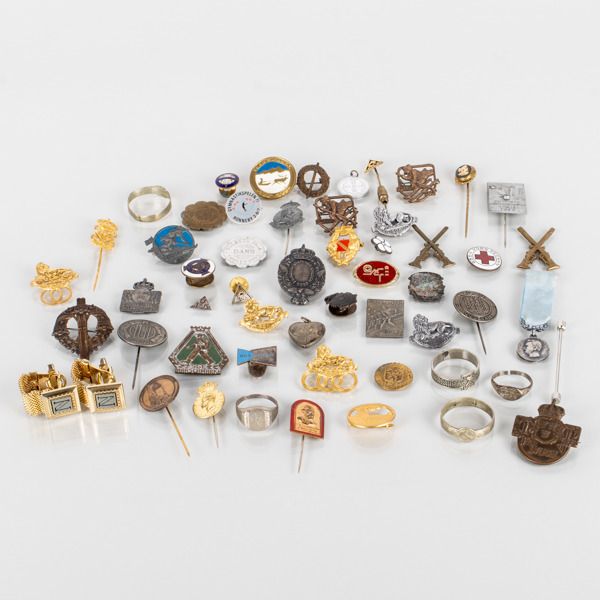 SAMLING BLA PINS OCH BROSCHER, mestadels 1900-talets andra hälft